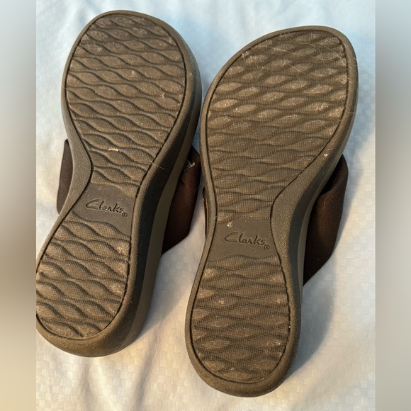 Clark’s Black NWOT flip flops. Size 7 - Picture 3 of 3